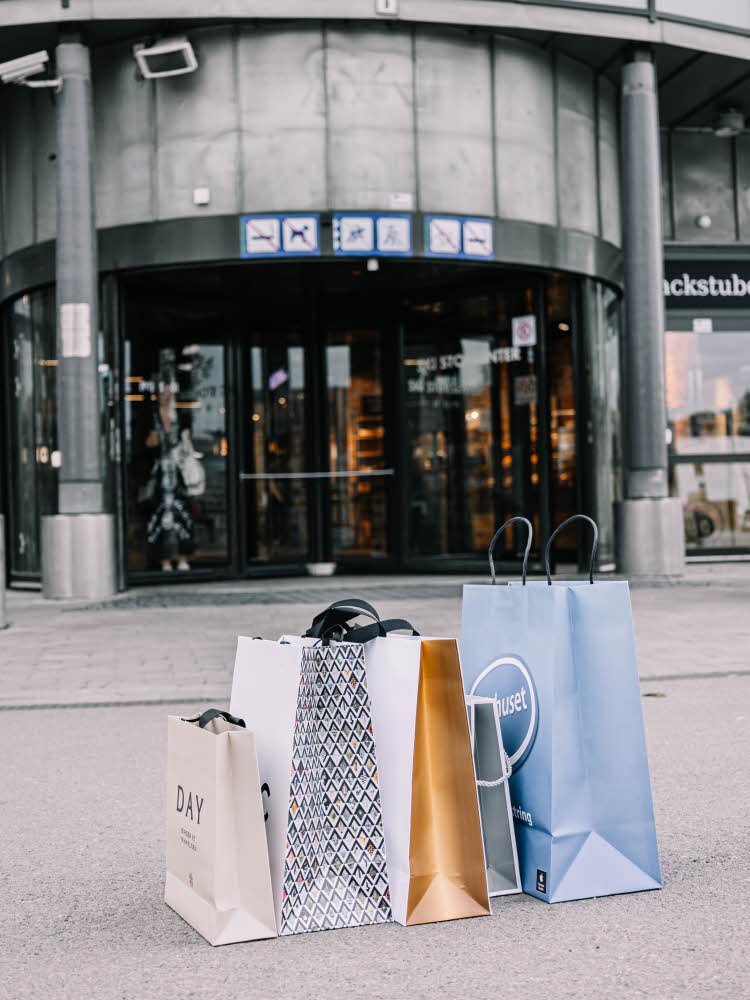 Shopping poser utenfor senteret