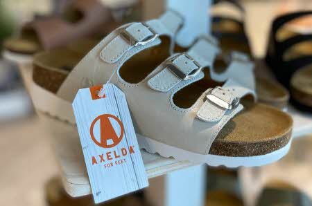 En beige sandal fra Axelda