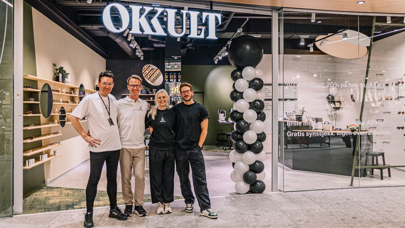 Fire ansatte foran Okkult sin butikkfasade