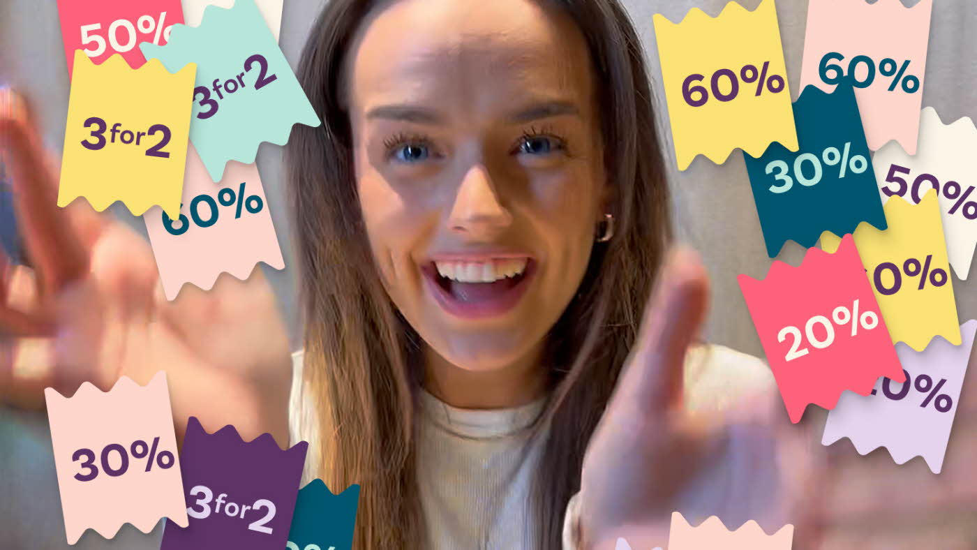 Dame som smiler og rabattkuponger