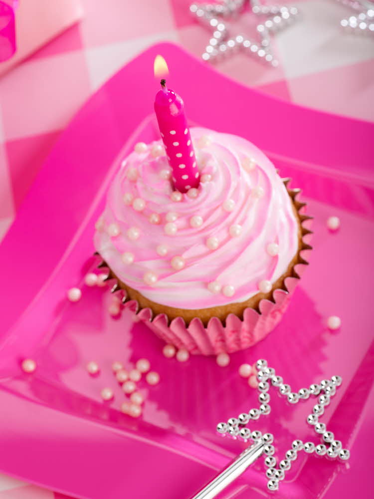 Nærbilde av en rosa cupcake på en rosa tallerken