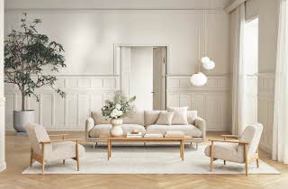 En lys stue med en hvit sofa og to hvite lenestoler