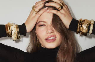 En kvinne iført smykker fra Glitter