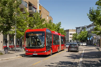 Bilde av en buss i en gate på Strømmen