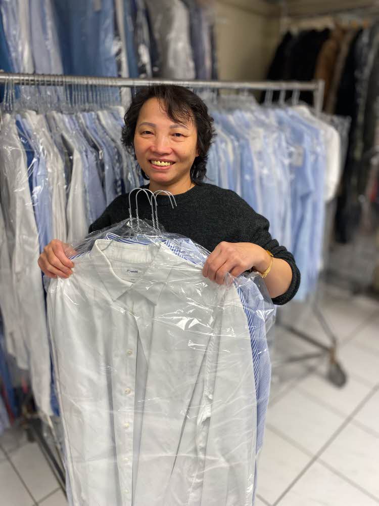 en på renseri som holder opp mange skjorter