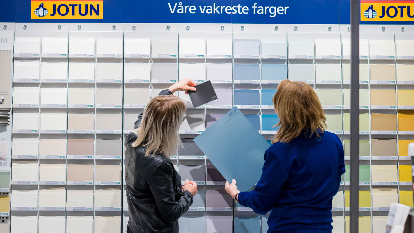 Dame får hjelp med maling