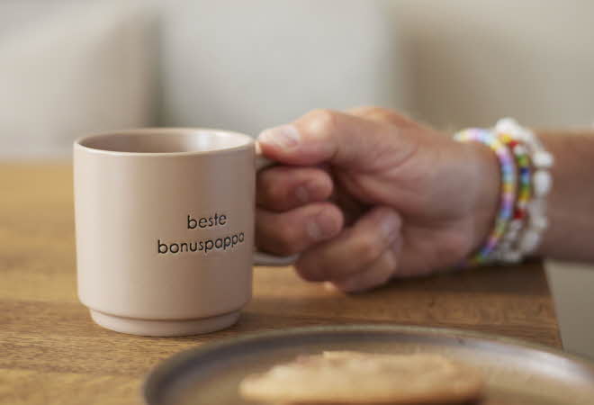 mann som holder en kaffekopp med teksten "beste bonuspappa"