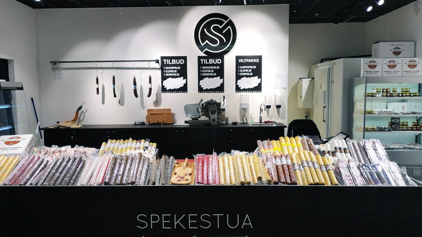 Disk fylt med tørkede pølser hos Spekestua