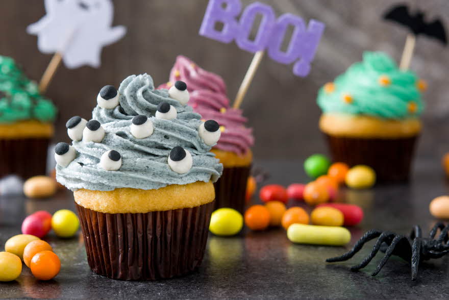 Nærbilde av muffins som er pyntet til halloween