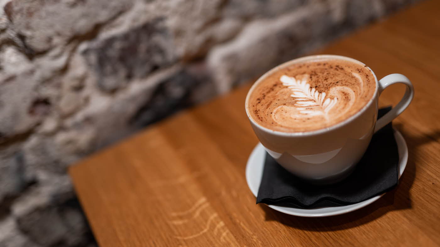 kaffekopp med fint mønster i skummet