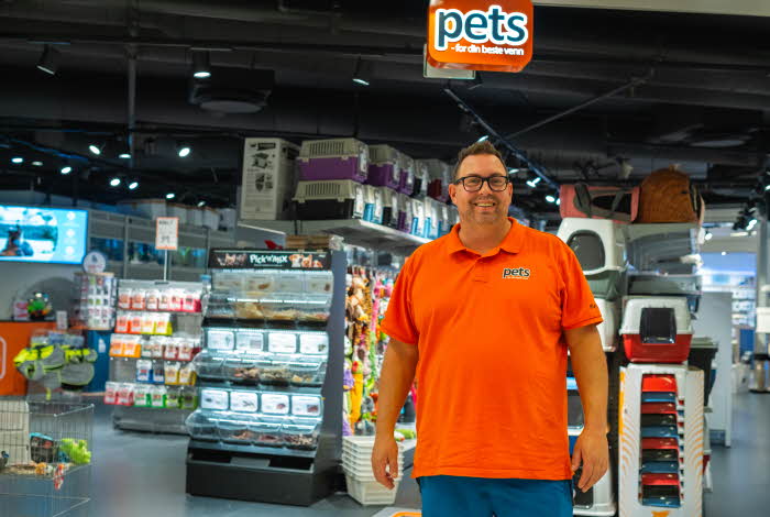 Butikksjef foran Pets