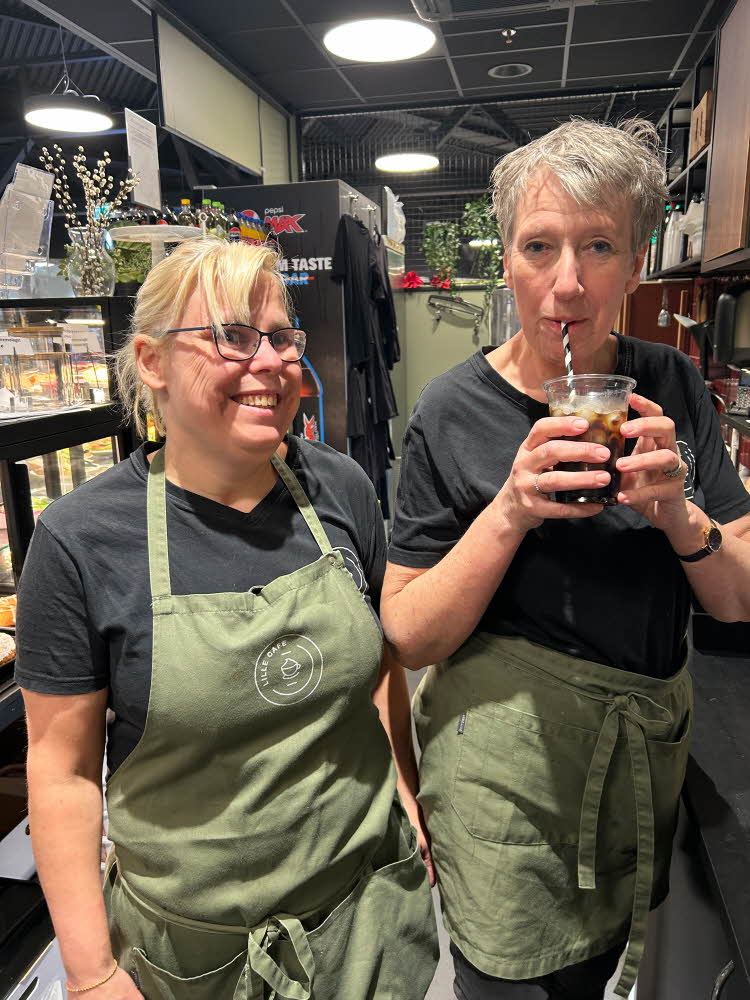 Dame som smiler og dame som drikker kaffe