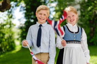 To barn som vifter med flagg