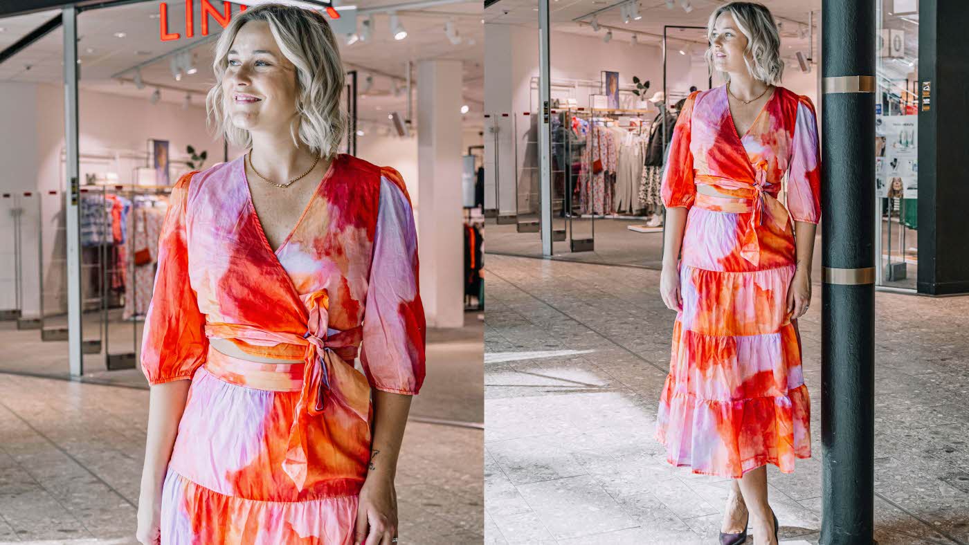 Dame i rosa og oransje skjørt og topp