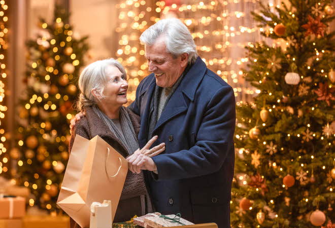 Ett eldre par på shopping i juletiden