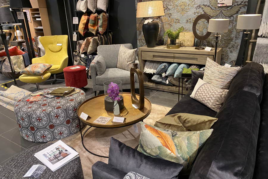 Utvalg møbler i lokalet til Sense Of Style