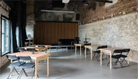 Bord og stoler som ser mot en scene på Kulturhuset i Oslo