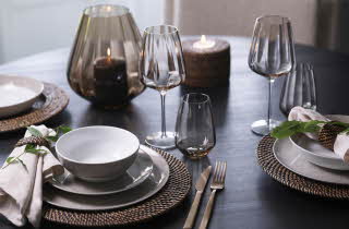bilde av vin glass på ett spisebord