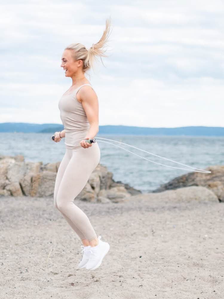 Klær og utstyr til trening - dame hopper med hoppetau