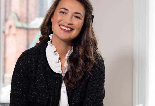 bilde av en dame i sort genser