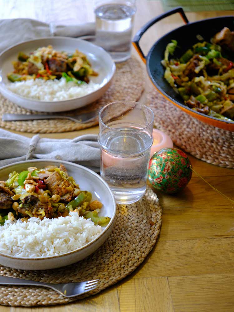 Tallerken med ribbe og ris, lagd med produkter fra Olivenlunden