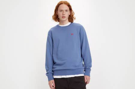 gutt med langt oransje hår med blå genser fra Levis