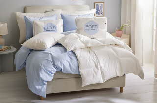 En dobbeltseng med flere Soft dundyner og Cloud dunputer