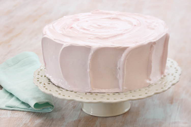 Rosa kake på hvitt fat