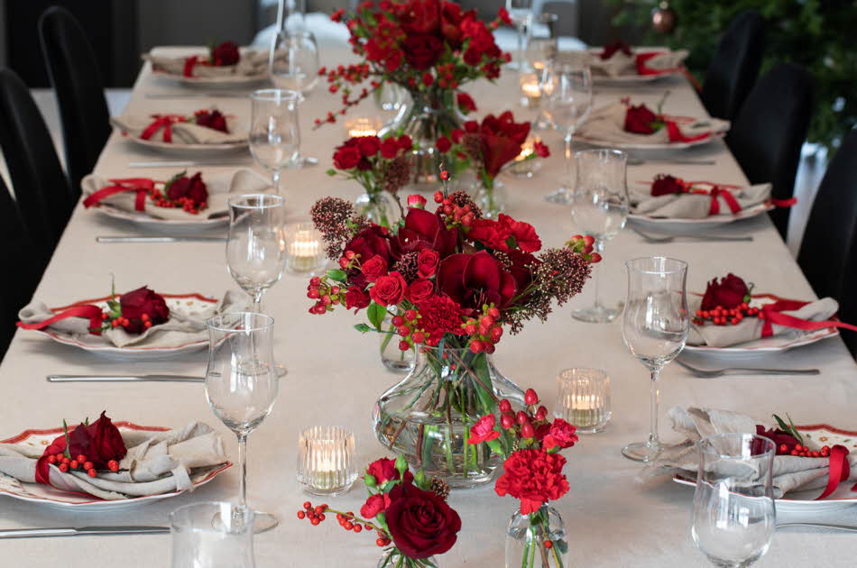 Tildekket bord med servise og blomster