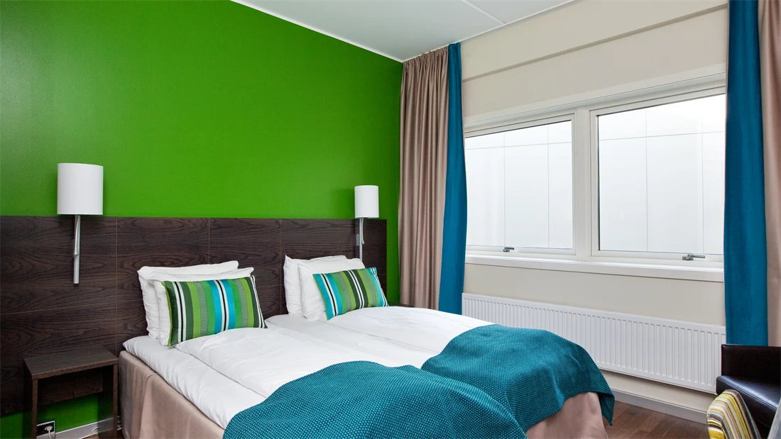 Stor seng på soverommet til standard dobbeltrom på Thon Hotel Halden