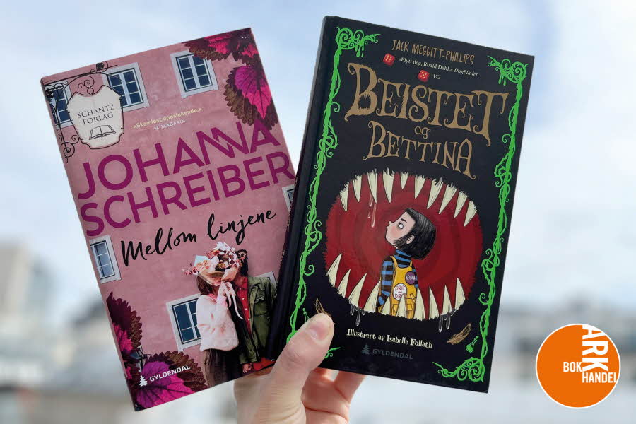 En hånd holder oppe en bok som heter "Mellom linjene" og en bok som heter "Beistet og Bettina"