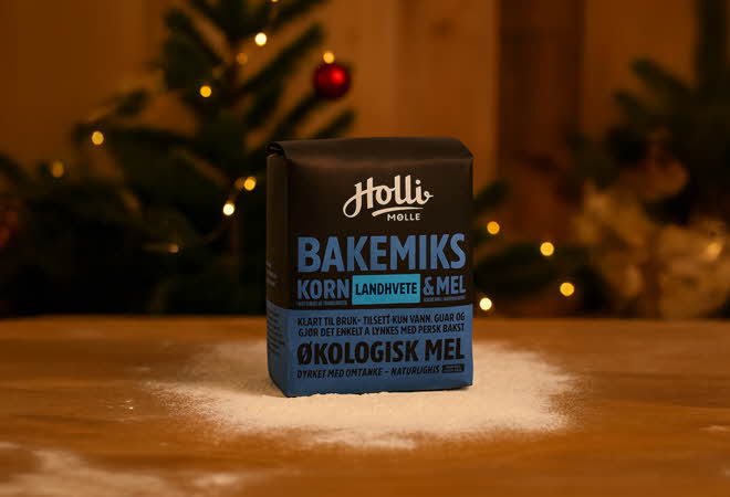 Holli Mølle bakemiks i svart og blå emballasje.