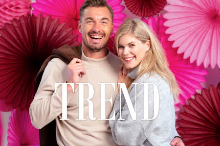 Dame og mann som holder om hverandre og smiler til kamera med logo til trend på