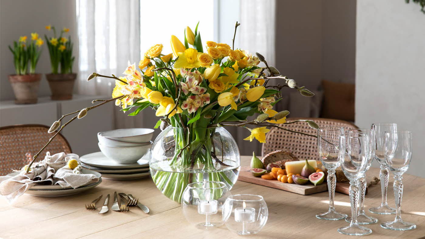 Dekorert bord med påskeliljer og servise 