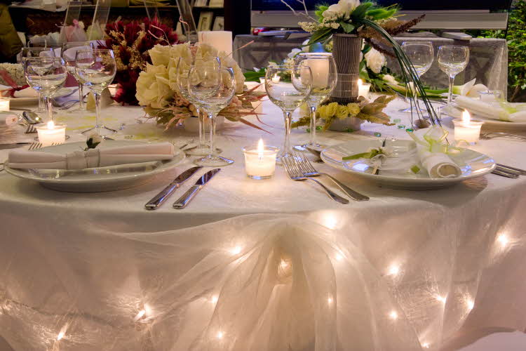 Tildekket bord til bryllup med lyslenke