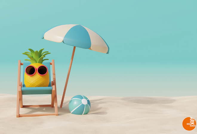En ananas som soler på en sandstrand