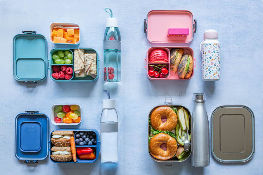 Matbokser med lunsj og vannflasker i ulike farger og fasonger