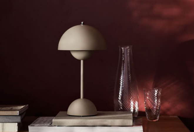 En bordlampe som står på to bøker på et bord