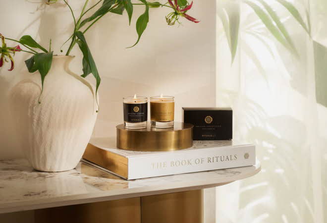 bilde av lys som står på en hvit bok