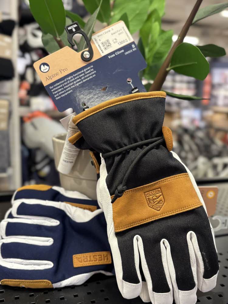 skinnhansker i fargene sort, hvit og cognac