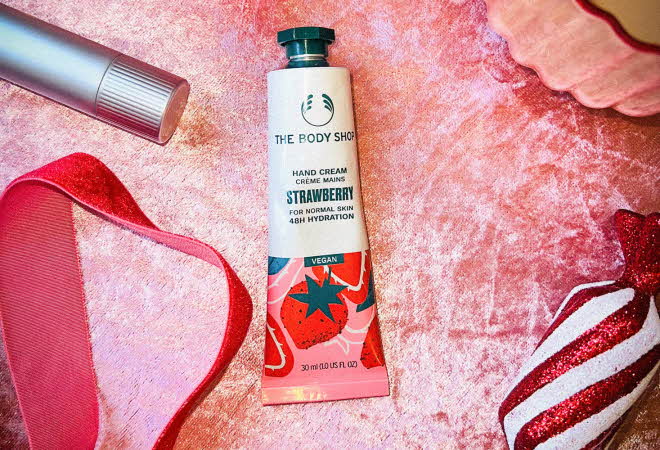 En strawberry håndkrem tube fra The Body Shop.