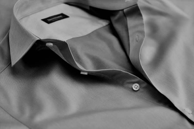 Et nærbildet av kragen til en stålgrå skjorte