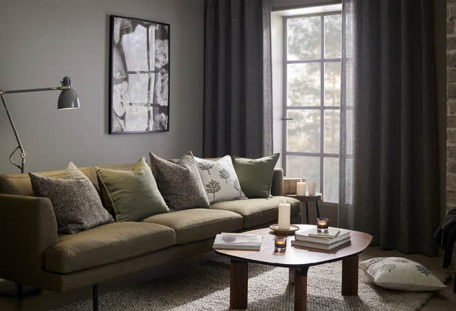 bilde av en stue med lena og linda gardiner