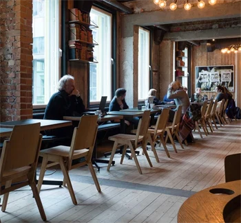 Mange sitteplasser langs vinduene på Kulturhuset i Oslo
