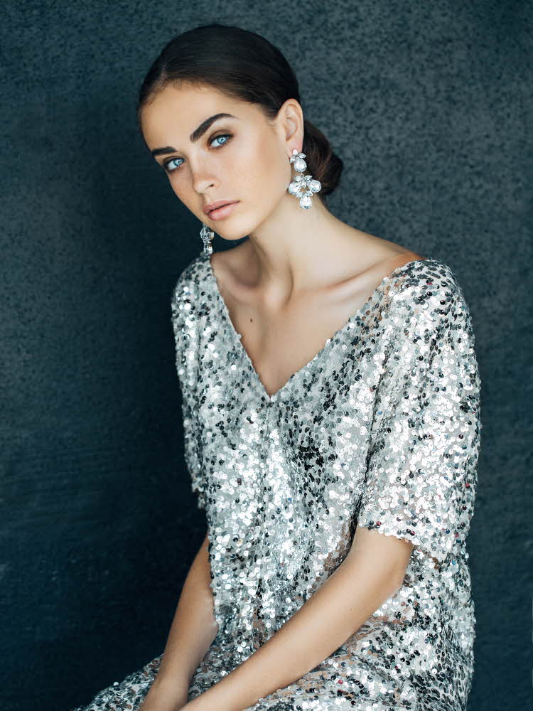 Modell poserer med paljettkjole i sølv