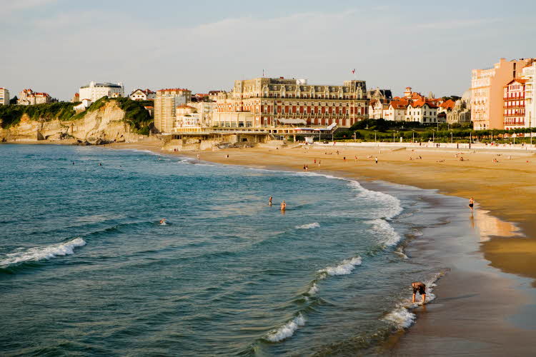 Strand og strandpromenade i Biarritz Frankrike