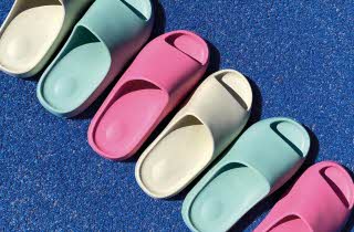 Sandaler i sterke farger som står på rad og rekke
