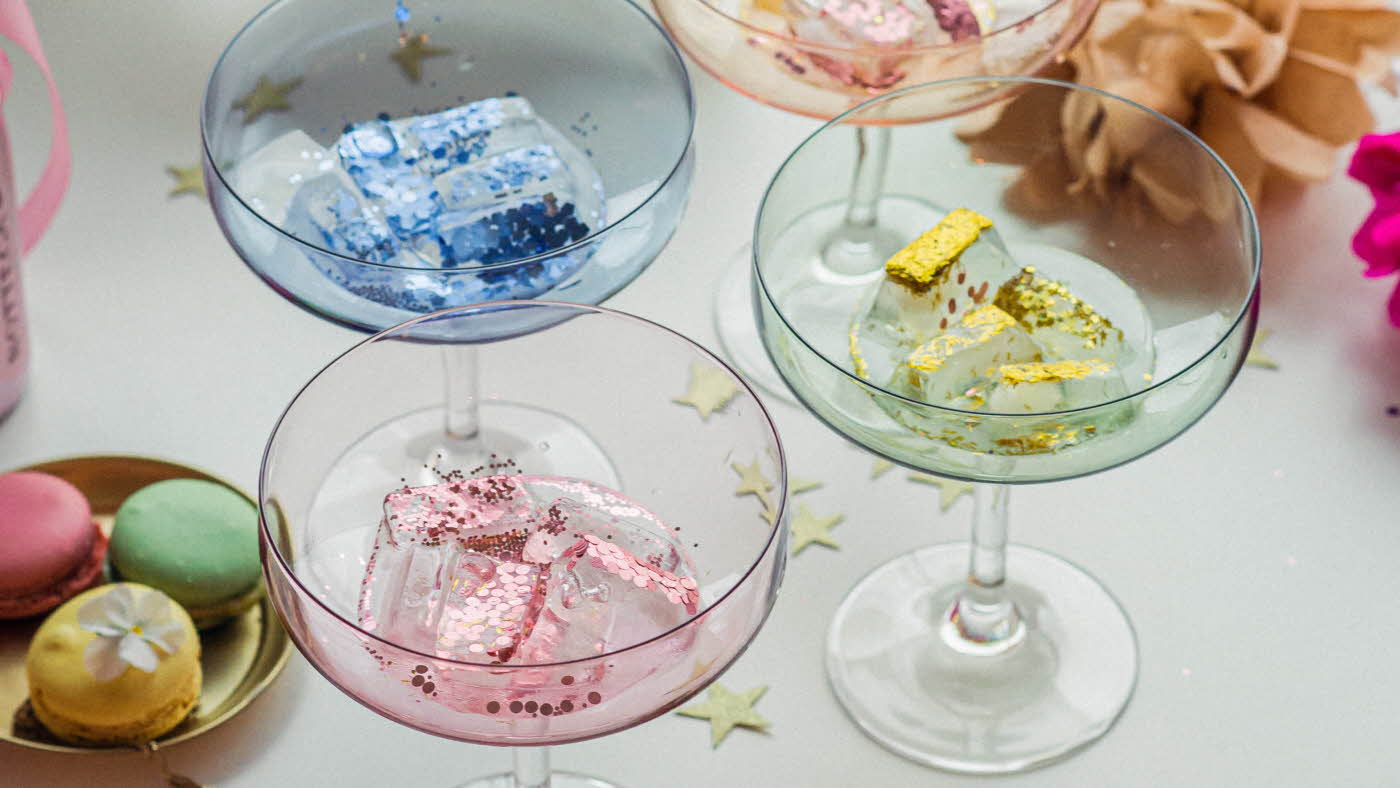 Glass i farger som , blå, grønn og rosa med fargerike biter oppi