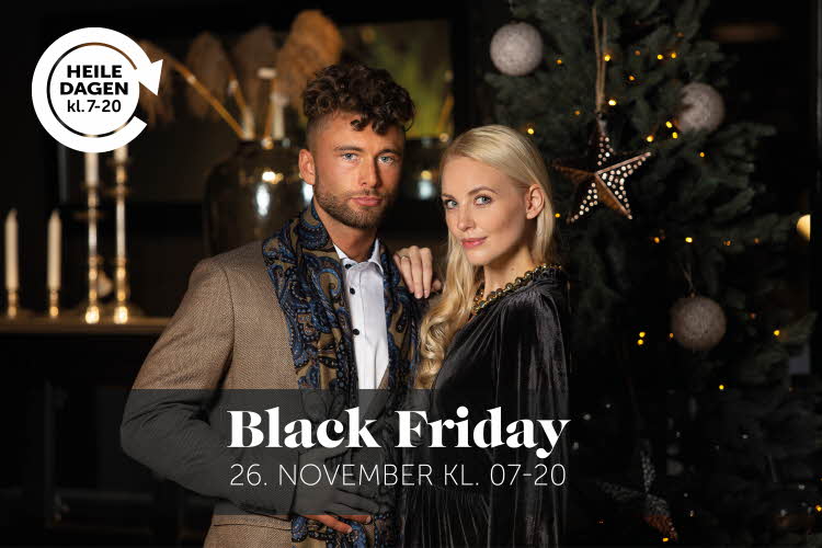 Par pyntet foran juletre med tekst om Blak Friday og heile dagen-tilbud
