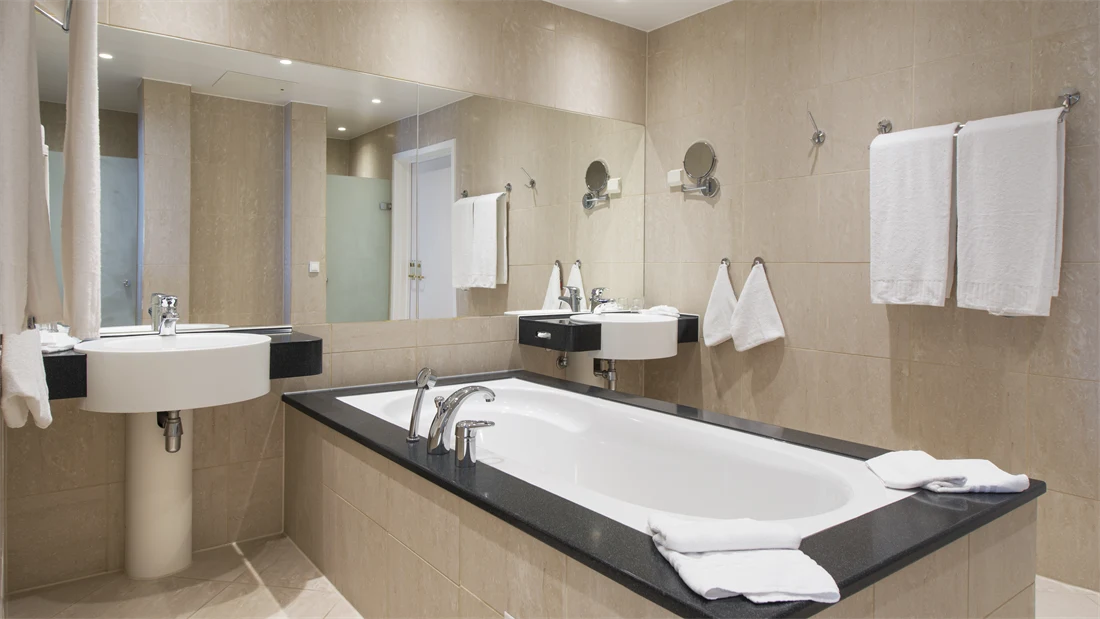 Badekar på badet, i suite på Thon Hotel Opera